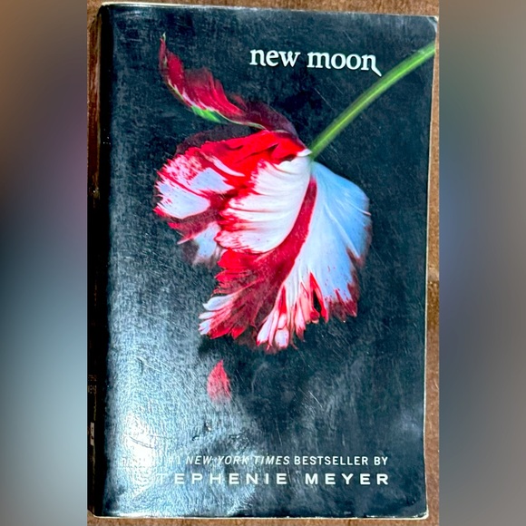 ❤️NEW MOON❤️SECOND BOOK OF THE TWILIGHT SAGA❤️ - Picture 1 of 7